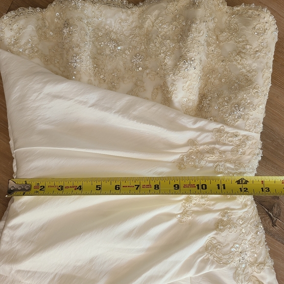 Maggie Sottero Ivory Wedding Dress J1152 size 6 - Picture 8 of 16